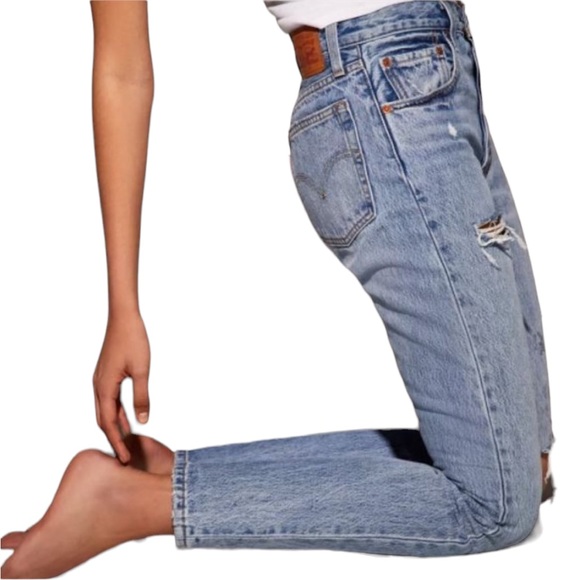 Levi’s 501 Button Your Fly Skinny Distressed Ankle Jeans - Picture 4 of 16